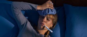Wer krank ist, sollte auf seinen Körper hören und im Bett bleiben.