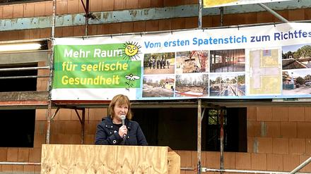 „Nachhaltig verbesserte medizinische Versorgung“: Stadträtin Carolina Böhm (SPD) beim Richtfest Ende Oktober 2023.