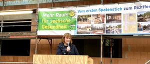 „Nachhaltig verbesserte medizinische Versorgung“: Stadträtin Carolina Böhm (SPD) beim Richtfest Ende Oktober 2023.