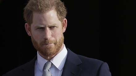 Eine Klage von Prinz Harry und Popstar E. John gegen den Verlag der Zeitung «Daily Mail» wegen Bespitzelung wird fortgeführt. (Archivfoto)