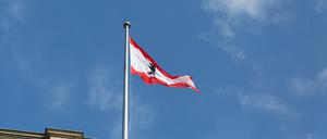 Berliner Flagge auf dem Gebäude der Senatskanzlei in Berlin.