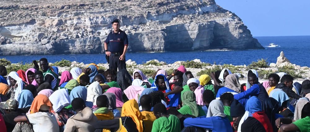 Migranten warten auf der Italienischen Insel Lampedusa auf ihren Transfer Richtung Festland. Das Foto entstand im vergangenen September. 