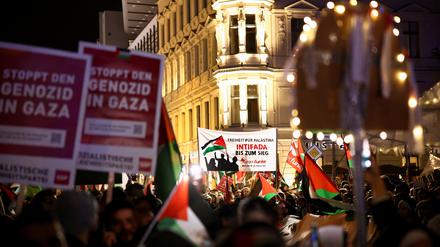 People take part in a demonstration in support of Palestinians in Gaza, amid the ongoing conflict between Israel and the Palestinian group Hamas, in Berlin, Germany, November 10, 2023. REUTERS/Liesa Johannssen