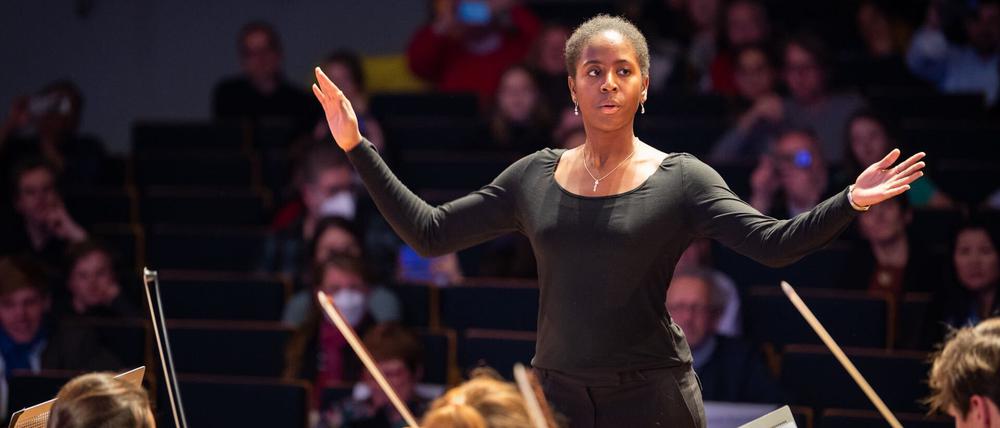 Junge Ensembleleiter:innen proben bei einem Workshop des Landesmusikrates.