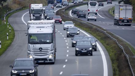 Autos fahren auf der Autobahn A24 Richtung Hamburg. 