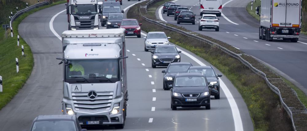 Autos fahren auf der Autobahn A24 Richtung Hamburg. 