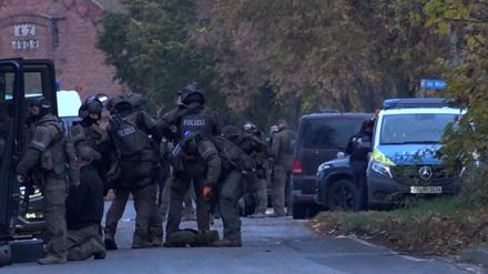 Ein Spezialeinsatzkommando der Polizei bereitet sich auf den Einsatz in Vieritz vor. 