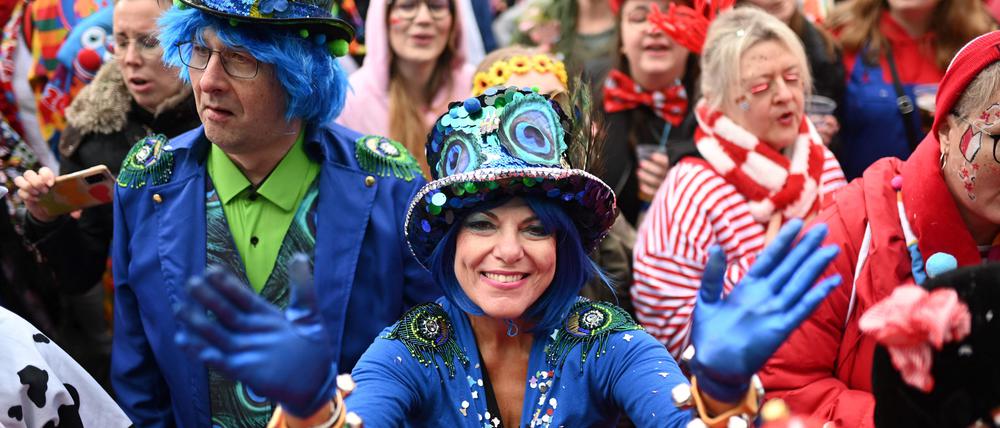 In Köln, Düsseldorf und anderen Hochburgen des Karnevals ist am Samstag um 11.11 Uhr die neue Saison eröffnet worden.