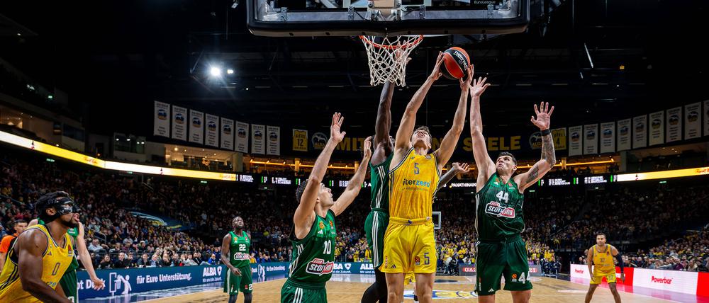 Alba Berlin (im gelben Trikot Yanni Wetzell) musste gegen Panathinaikos Athen eine Heimniederlage hinnehmen.