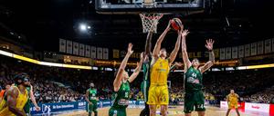 Alba Berlin (im gelben Trikot Yanni Wetzell) musste gegen Panathinaikos Athen eine Heimniederlage hinnehmen. 