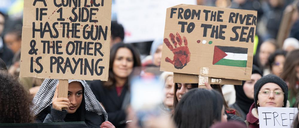 Die Berliner Staatsanwaltschaft prüft ein Verbot der Parole „From the river to the sea, Palestine will be free“.
