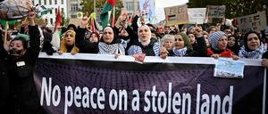 „No peace on a stolen land“ heißt es auf einem Transparent der Demoteilnehmer in Berlin-Kreuzberg.