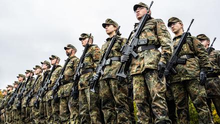 Anlässlich des Indienststellungsappells vom Heimatschutzregiment 2 stehen Soldatinnen und Soldaten auf einem Platz in der Lützow Kaserne. 