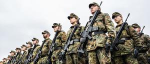 Anlässlich des Indienststellungsappells vom Heimatschutzregiment 2 stehen Soldatinnen und Soldaten auf einem Platz in der Lützow Kaserne. 