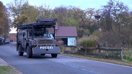 Schweres Gerät eines Spezialeinsatzkommandos der Polizei rollt durch den Ort. Nach Schüssen einer bewaffneten Person mit einem Kind auf die Polizei dauert der Einsatz im Landkreis Havelland nach rund 20 Stunden noch an. Das sagte eine Sprecherin der Polizei am Samstagvormittag. Das Kind konnte ihren Angaben noch in der Nacht gegen 1 Uhr in die Obhut des Jugendamtes übergeben werden. (Bestmögliche Qualität)
