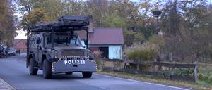 Schweres Gerät eines Spezialeinsatzkommandos der Polizei rollt durch den Ort. Nach Schüssen einer bewaffneten Person mit einem Kind auf die Polizei dauert der Einsatz im Landkreis Havelland nach rund 20 Stunden noch an. Das sagte eine Sprecherin der Polizei am Samstagvormittag. Das Kind konnte ihren Angaben noch in der Nacht gegen 1 Uhr in die Obhut des Jugendamtes übergeben werden. (Bestmögliche Qualität)