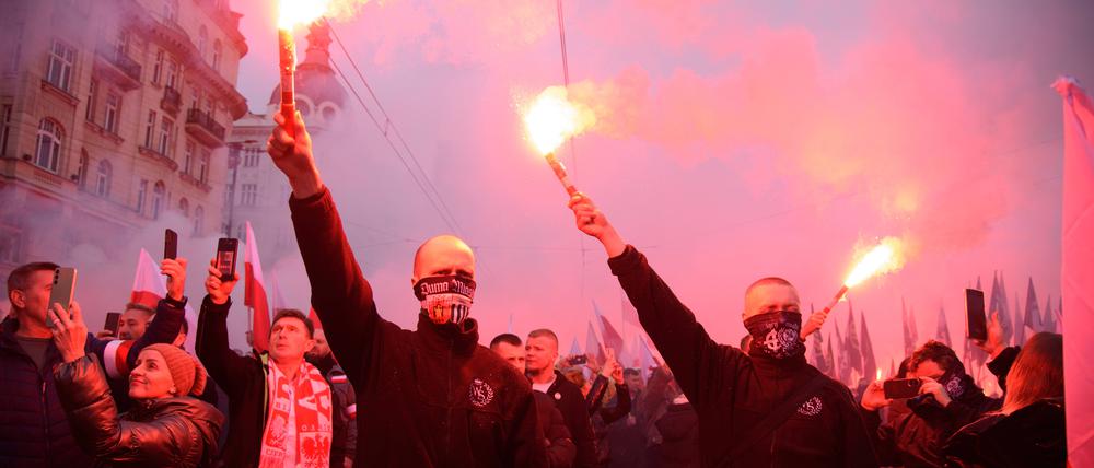 Rechtsextreme zünden Bengalos während der Demo.