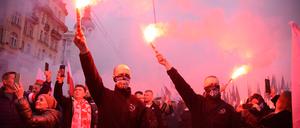 Rechtsextreme zünden Bengalos während der Demo.
