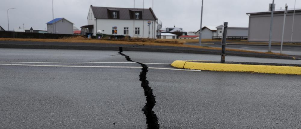 Die Erdbeben haben im evakuierten Grindavik auf Island Straßen zerstört.