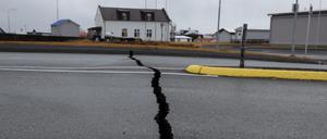 Die Erdbeben haben im evakuierten Grindavik auf Island Straßen zerstört.