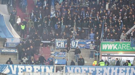 Der Böllerwurf im Hoffenheimer Block sorgte für eine Unterbrechung, mehrere Menschen wurden verletzt.
