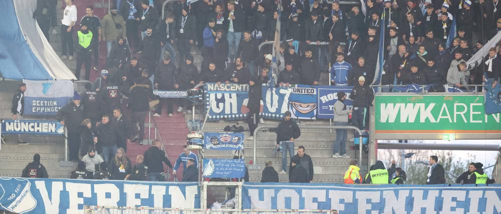 Der Böllerwurf im Hoffenheimer Block sorgte für eine Unterbrechung, mehrere Menschen wurden verletzt.