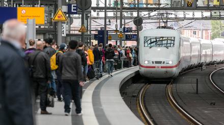 24.04.2018, Berlin, Deutschland, DER - Ein ICE 2 fähr in den Hauptbahnhof in Berlin ein . *** 24 04 2018 Berlin Germany THE ICE 2 enters the central station in Berlin  
