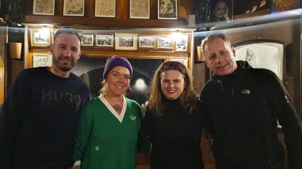 Bezirksbürgermeisterin besucht die Stadtklause, deren Mietvertrag Ende September auslief. Lumni Rekaliu, Stefanie Hahn, Clara Herrmann, Ismet Rekaliu (v. l.)