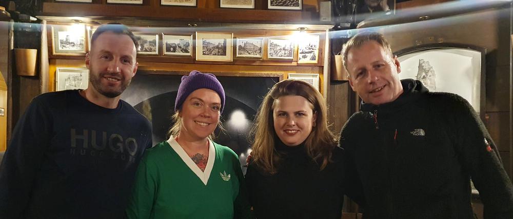 Bezirksbürgermeisterin besucht die Stadtklause, deren Mietvertrag Ende September auslief. Lumni Rekaliu, Stefanie Hahn, Clara Herrmann, Ismet Rekaliu (v. l.)