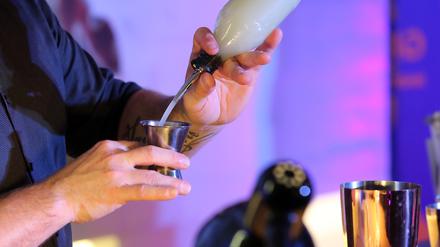 Cocktailwettbewerb in der Garage du pont in Potsdam. Fünf Teilnehmer stellten sich einer Jury und dem Publikum.