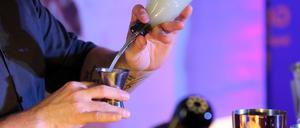 Cocktailwettbewerb in der Garage du pont in Potsdam. Fünf Teilnehmer stellten sich einer Jury und dem Publikum.