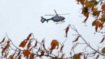Polizeihubschrauber während einer Suchaktion (Symbolbild).