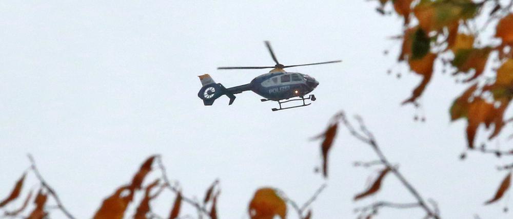 Polizeihubschrauber während einer Suchaktion (Symbolbild).