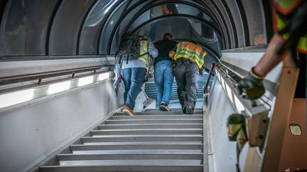 Polizeibeamte begleiten einen Afghanen auf dem Flughafen Leipzig-Halle in ein Charterflugzeug.