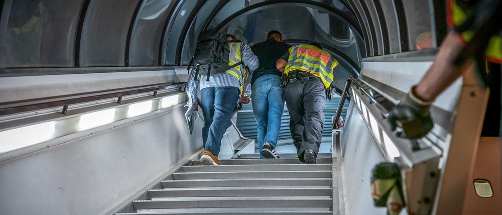 Abschiebeflug: Polizeibeamte begleiten einen Afghanen auf dem Flughafen Leipzig-Halle in ein Charterflugzeug (Symbolbild).