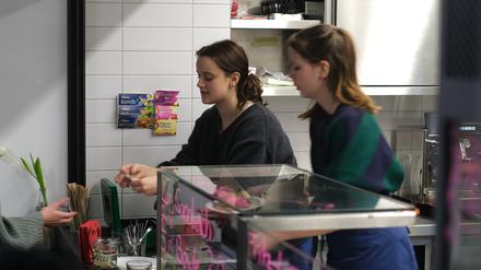 Einzige Futterquelle: Als am Felix-Mendelssohn-Bartholdy-Gymnasium in Prenzlauer Berg der Caterer ging, traten Schülerinnen in Aktion.