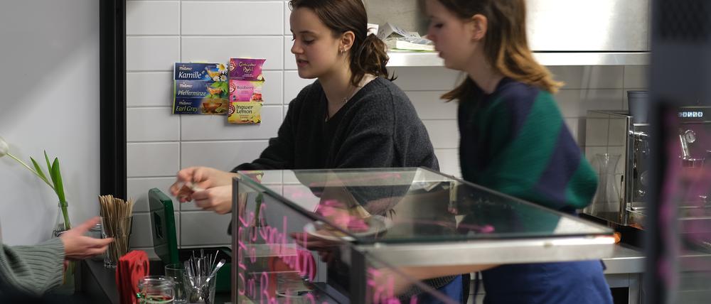 Einzige Futterquelle: Als am Felix-Mendelssohn-Bartholdy-Gymnasium in Prenzlauer Berg der Caterer ging, traten Schülerinnen in Aktion.