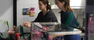 Einzige Futterquelle: Als am Felix-Mendelssohn-Bartholdy-Gymnasium  in Prenzlauer Berg der Caterer ging, traten Schülerinnen in Aktion.