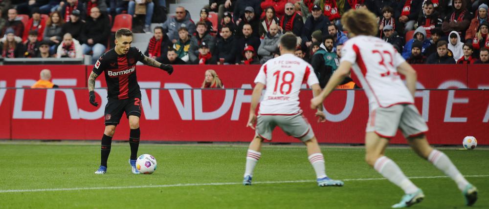 Gleich zieht er ab. Alejandro Grimaldo vor seinem Treffer zum 1:0 für Bayer Leverkusen, die Unioner Alex Kral (33) und Josip Juranovic (18) lassen ihn gewähren.