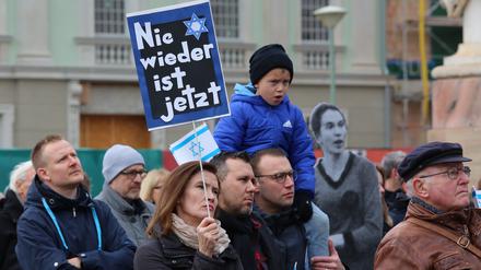 Solidarität mit Israel: Rund 300 Menschen kamen am Sonntagmittag auf den Alten Markt in Potsdam.