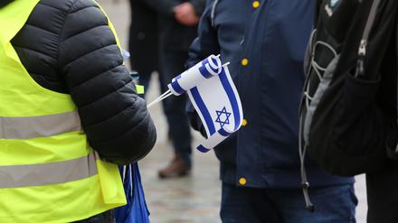 Solidarität für Israel? Auf der Kundgebung „Nie wieder ist jetzt“ fanden im Oktober 2023 viele Menschen zusammen. Ein Jahr später fällt es unserer israelischen Autorin schwer, hoffnungsvoll zu bleiben. 