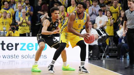 Sterling Brown (r.) erzielte 15 Treffer für Alba gegen Braunschweig.