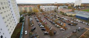 Umstrittenes Bauprojekt: Auf diesem Parkplatz soll eine Geflüchtetenunterkunft entstehen.