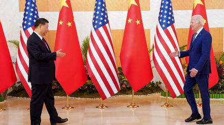 Aufstehen, aufeinander zugehen: Biden und Jinping beim G20-Gipfel in Bali vergangenes Jahr.