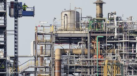 BASF in Ludwigshafen: Der Konzern will mit einem Sparprogramm durch die Branchenkrise kommen. 