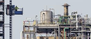 BASF in Ludwigshafen: Der Konzern will mit einem Sparprogramm durch die Branchenkrise kommen.