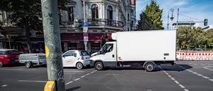 Berlin : Falschparker, Falschparken Lieferwagen steht auf Fußgängerüberweg Mehringdamm Berlin *** Berlin wrong parking, wrong parking delivery truck stands on crosswalk Mehringdamm Berlin 