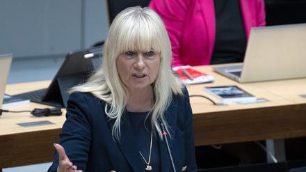 Iris Spranger (SPD), Berliner Senatorin für Inneres und Sport, spricht während der 34. Plenarsitzung des Berliner Abgeordnetenhaus in der Fragestunde.