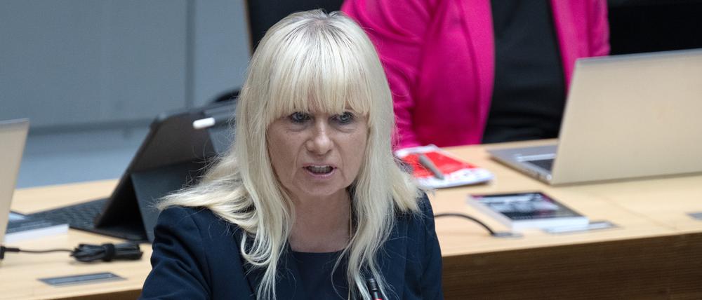 Iris Spranger (SPD), Berliner Senatorin für Inneres und Sport, spricht während der 34. Plenarsitzung des Berliner Abgeordnetenhaus in der Fragestunde.