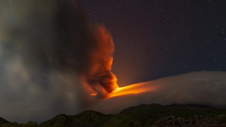 Rauchschwaden des Vulkans Ätna, gesehen von einem Gebiet in der Nähe des Dorfes Sant’Alfio, nördlich von Catania, in der vergangenen Nacht.